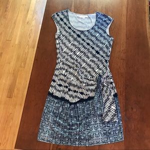 Fitted blue printed sleeveless dress